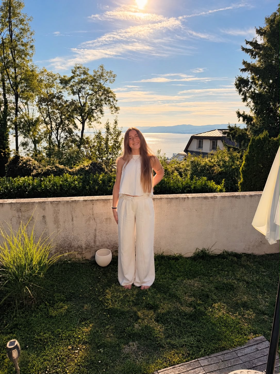 Lisa dans un jardin lumineux face au lac Léman