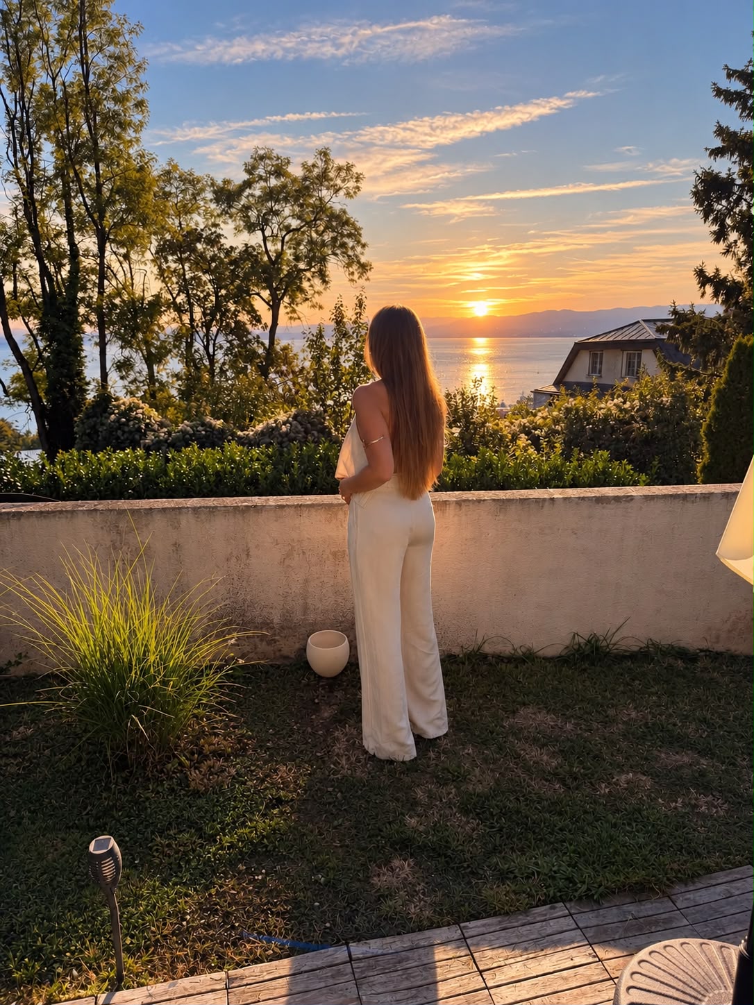 Lisa de dos, contemplant le coucher de soleil sur le lac Léman