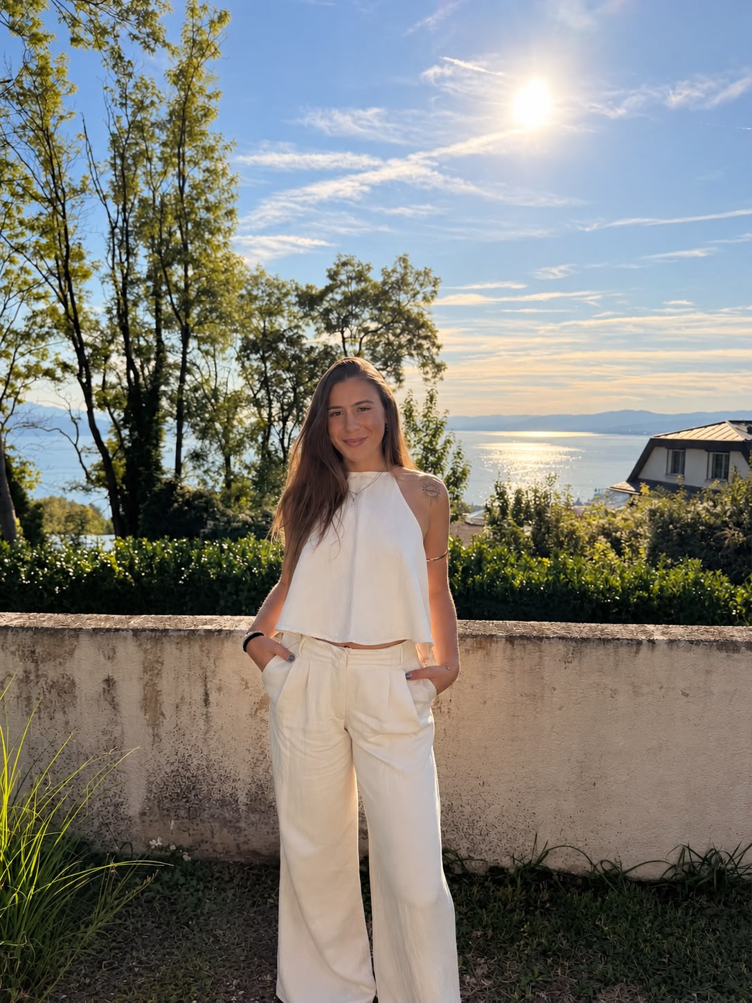 Lisa dans la lumière du soir devant le lac Léman