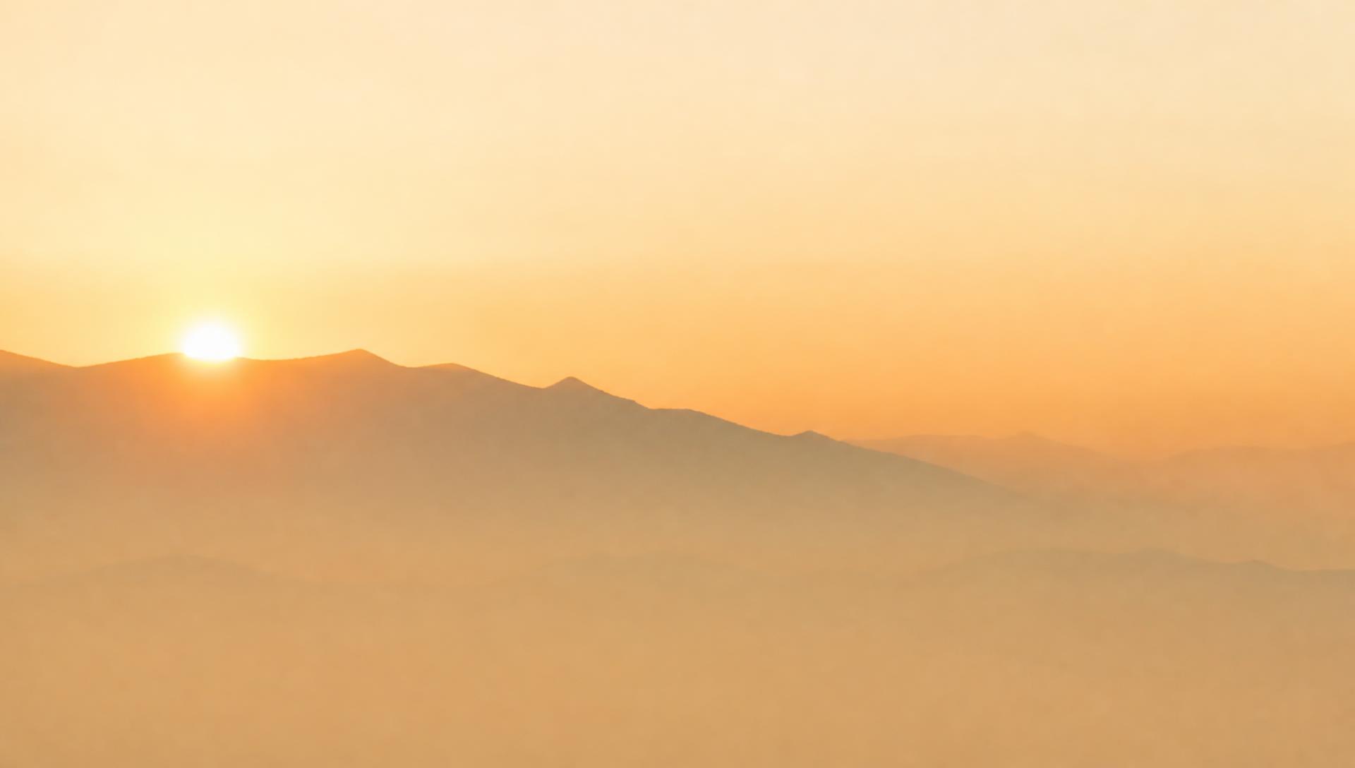 Soleil se levant derrière une montagne